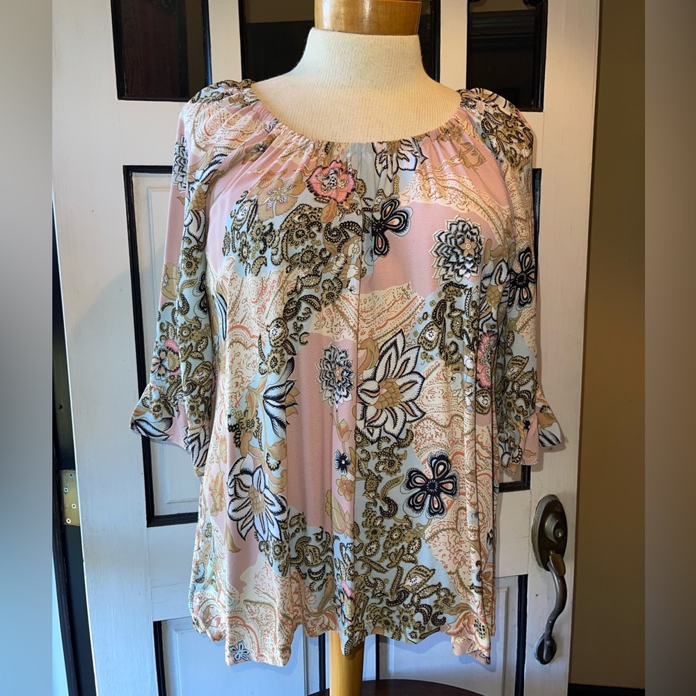 Ivu Jane beautiful flower top for women. Size M